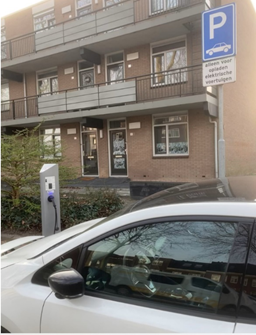 Auto bij een laadpaal