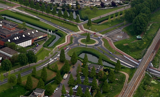Luchtfoto rotonde waar de Hastingsweg, Groenezoom en Chico Mendesring bij elkaar komen