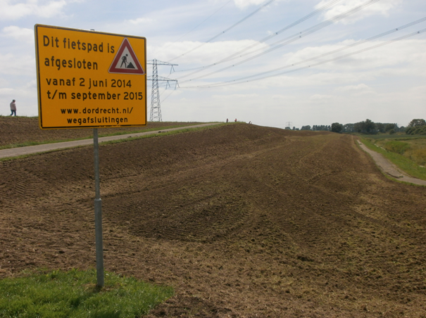 Bord wegafsluiting fietspad over de dijk