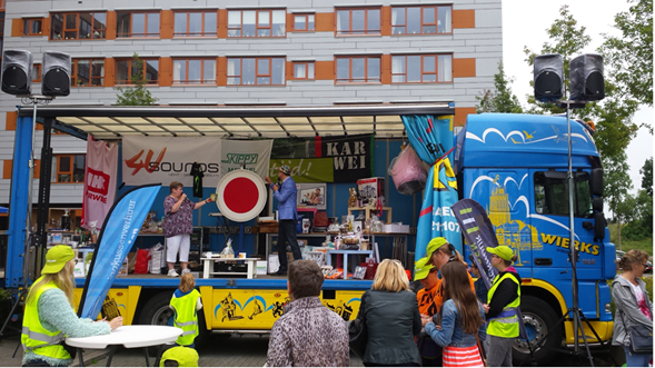 Podium op vrachtwagen bij de Poldermarkt