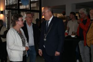 Tineke Hoffman ontvangt Johan de Witt-speld bij afscheid van WSV