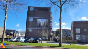 Schilderijen aan Muur door de wijk