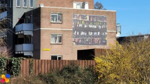 Schilderijen aan Muur door de wijk