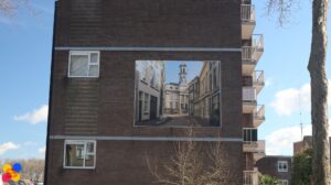Schilderijen aan Muur door de wijk