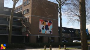 Schilderijen aan Muur door de wijk