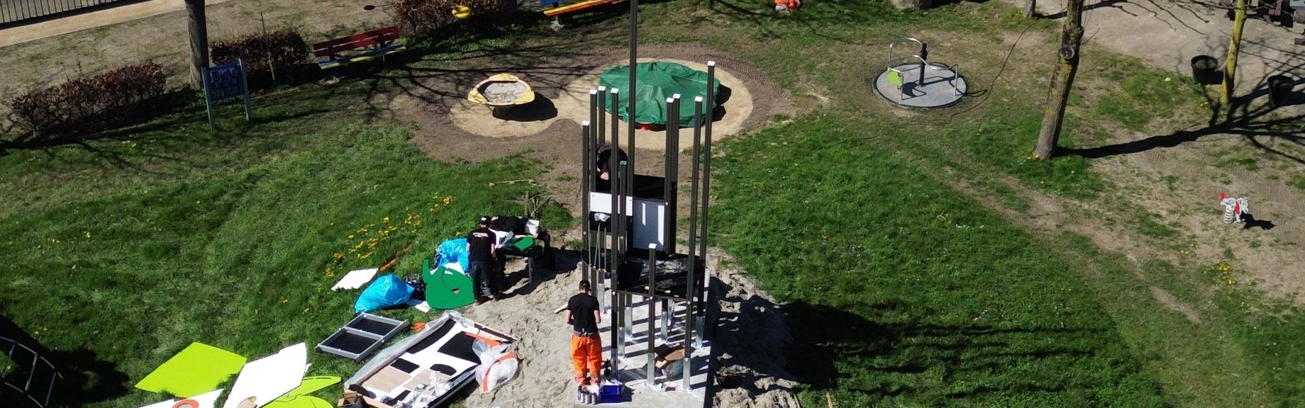 9 meter hoge glijbaan Speeltuin Stadspolders staat!